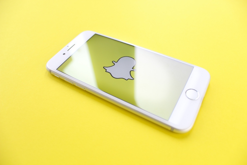celular con el logo de la aplicación Snapchat