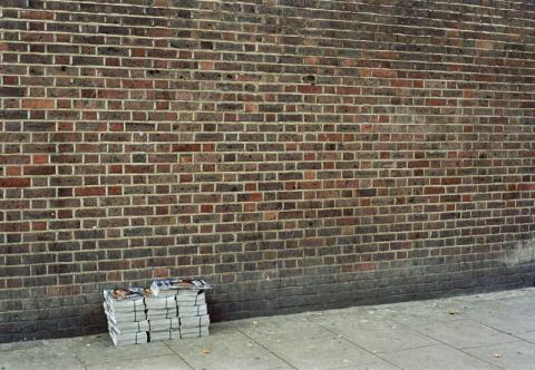 revistas contra una pared de ladrillo