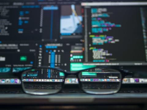 Gafas y computador